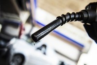 Bơm xăng cho phương tiện tại một trạm xăng ở Cairo, Ai Cập. Ảnh: AFP/TTXVN