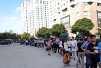 Người dân xếp hàng dài đăng ký mua nhà tại một dự án nhà ở xã hội. Ảnh: Thành Nguyễn 