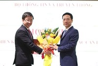 Ông Bùi Hoàng Phương (bên trái) được bổ nhiệm giữ chức Thứ trưởng Bộ Thông tin và Truyền thông. Ảnh: baochinhphu.vn