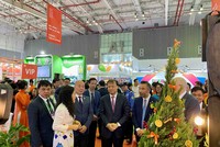 Các đại biểu tham quan gian hàng tại Vietnam Foodexpo 2023.