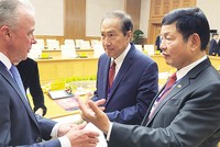 Ông Trương Gia Bình (ngoài cùng bên phải) và các nhà đầu tư Mỹ tại Hội nghị Cấp cao Việt Nam - Hoa Kỳ về đổi mới sáng tạo và đầu, tư tổ chức tại Hà Nội nhân chuyến thăm Việt Nam của Tổng thống Mỹ Joe Biden