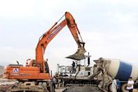 Thi công đường cất hạ cánh Cảng hàng không Điện Biên.