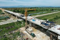 Thi công cao tốc Bắc - Nam, đoạn Diễn Châu - Bãi Vọt.