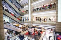 Các trung tâm bán lẻ đang tìm mọi cách tăng tỷ lệ lấp đầy. Ảnh: Dũng Minh 