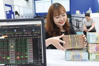 Lãi suất thấp là yếu tố hỗ trợ cho nền kinh tế nói chung và kênh đầu tư chứng khoán nói riêng 