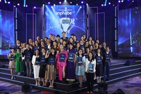 Bà Bùi Thị Mai Hiên (giữa) - Giám đốc Nhân sự đại diện BVSC nhận giải thưởng