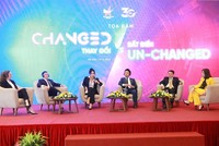 Các diễn giả tại phiên 2 tọa đàm “Changed vs Unchanged”. Ảnh: Chí Cường.