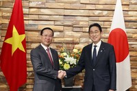 Chủ tịch nước Võ Văn Thưởng và Thủ tướng Nhật Bản Kishida Fumio (Ảnh: TTXVN)
