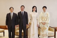 Chủ tịch nước Võ Văn Thưởng và Phu nhân hội kiến Nhà vua Naruhito cùng Hoàng hậu Nhật Bản Masako. (Ảnh: TTXVN)