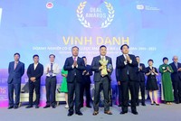 Ông Trần Duy Đông, Thứ trưởng Bộ Kế hoạch và Đầu tư (phải) và ông Lê Trọng Minh, Tổng Biên tập Báo Đầu tư, Trưởng Ban tổ chức Diễn đàn M&A Việt Nam 2023 trao Cup Vinh danh và tặng hoa chúc mừng cho đại diện Tập đoàn Masan (giữa)