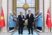 Phó Tổng thống Thổ Nhĩ Kỳ Cevdet Yilmaz và Thủ tướng Chính phủ Phạm Minh Chính tại lễ đón chính thức (Ảnh: VGP/Nhật Bắc)