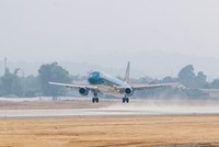 Chiếc máy bay Airbus A321 mang số hiệu VN-A396 đang hạ cánh xuống mặt đường băng Sân bay Điện Biên. (Ảnh: VNA).