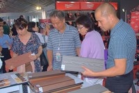 Khách hàng tham quan khu trưng bày sản phẩm tại Triển lãm.