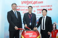 Tổng Lãnh sự CHND Trung Hoa tại TP.HCM Ngụy Hoa Tường (Wei Huaxiang); Phó Tổng giám đốc Vietjet Nguyễn Thanh Sơn; Phó Giám đốc Sở Du lịch TP. HCM Lê Trương Hiền Hoà (từ trái qua phải) thực hiện nghi thức khai trương đường bay TP. Hồ Chí Minh - Thượng Hải. 