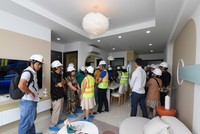 Khách hàng tham quan dự án Phú Đông Sky Garden. Ảnh: Việt Dũng 