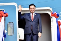 Chủ tịch Quốc hội Vương Đình Huệ và Đoàn đại biểu cấp cao Quốc hội Việt Nam đã đến sân bay quốc tế Wattay, Thủ đô Vientiane (Ảnh: Quochoi.vn)