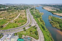 Đường Hoàng Sa chạy dọc theo sông Trà Khúc.