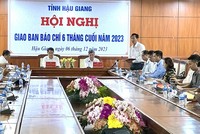 Bí thư Tỉnh ủy Hậu Giang Nghiêm Xuân Thành (bên trái) và Chủ tịch UBND tỉnh Hậu Giang Đồng Văn Thanh chủ trì Hội nghị giao ban báo chí 6 tháng cuối năm 2023