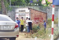 Nhóm môi giới đất dẫn nhà đầu tư đi xem đất ở vùng ven