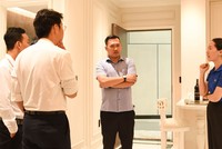 Khách hàng tham quan nhà mẫu tại 1 dự án ở Bình Dương. Ảnh: Việt Dũng 