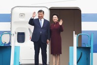Tổng Bí thư, Chủ tịch nước Trung Quốc Tập Cận Bình và Phu nhân, Giáo sư Bành Lệ Viên, đến Sân bay Nội Bài trưa 12/12 (Ảnh: TTXVN)