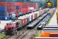 Tàu chở hàng hóa tại kho container ở Uiwang, Seoul (Hàn Quốc). Ảnh: YONHAP/TTXVN