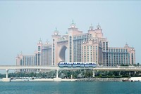 Một công trình du lịch, khách sạn trên Đảo Cọ - Palm Island ở Dubai, quần đảo nhân tạo lớn nhất thế giới. Ảnh: Lâm Khánh/TTXVN