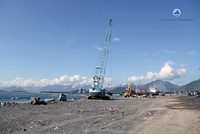 Thi công đê chắn sóng cảng Liên Chiểu.