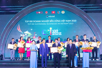 Ông Nguyễn Văn Hảo, Phó tổng giám đốc HDBank đại diện Ngân hàng nhận giải thưởng Top 100 doanh nghiệp bền vững Lễ trao giải CSI100 2023 do Liên đoàn Thương mại và Công nghiệp Việt Nam(VCCI) tổ chức