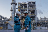 Tình trạng hạn chế nguồn cung sẽ được cải thiện nhờ công suất hơn 1 triệu thùng/ngày của các nhà máy lọc dầu mới đưa vào hoạt động trong năm 2024. Ảnh: AFP