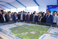 Các đại biểu tham quan mô hình dự án Khu công nghiệp Quảng Trị