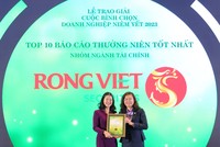 Bà Nguyễn Thị Thu Huyền – Thành viên HĐQT kiêm Tổng Giám đốc Rồng Việt (bên trái) đón nhận danh hiệu