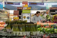 Người dân mua sắm tại một siêu thị ở San Mateo, California, Mỹ. Ảnh: THX/TTXVN