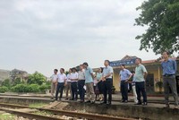 Đại diện các cơ quan chức năng khảo sát hạ tầng ga Cao Xa - Hải Dương.
