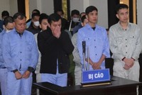 Các bị cáo hầu tòa.