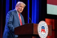 Cựu Tổng thống Mỹ Donald Trump phát biểu tại Des Moines, Iowa, ngày 28/7/2023. (Ảnh: AFP/TTXVN)