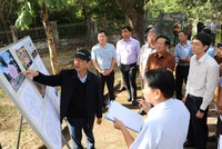 Bí thư Tỉnh ủy Kon Tum Dương Văn Trang (áo đen) và Chủ tịch UBND tỉnh Kon Tum Lê Ngọc Tuấn (áo nâu) trao đổi về thiết kế trùng tu, nâng cấp Khu di tích