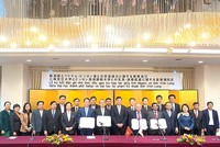 Ông Lữ Quang Ngời, Chủ tịch UBND tỉnh Vĩnh Long (thứ 4 từ trái sang, hàng đầu) và Thống đốc tỉnh Niigata - Nhật Bản (thứ 5 từ trái sang) ký kết bản ghi nhớ hợp tác Ảnh: Anh Khoa