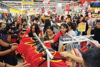 Việc nới lỏng chính sách tiền tệ sẽ giúp duy trì chi tiêu của người tiêu dùng 