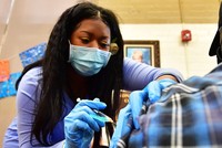 Một điểm tiêm vaccine ngừa COVID-19 tại Los Angeles, Mỹ. Ảnh: AFP/TTXVN