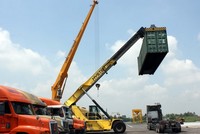 Bốc xếp tại cảng Thạnh Phước (nằm ở hữu ngạn sông Đồng Nai, thuộc xã Thạnh Phước, huyện Tân Uyên) - Ảnh: Tô Phương