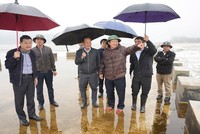 Bí thư Tỉnh uỷ Thừa Thiên Huế Lê Trường Lưu (thứ ba từ phải qua) kiểm tra các dự án chống sạt lở ven biển.