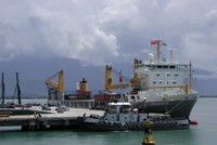 Tàu hàng cập cảng Chân Mây