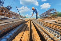 Giá vật liệu tăng là yếu tố ngoài tầm với của chủ đầu tư. Ảnh: Lê Toàn 