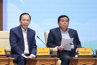 Phó thống đốc Thường trực Ngân hàng Nhà nước (bìa trái) khẳng định nông nghiệp, nông thôn luôn là lĩnh vực ưu tiên đầu tư vốn của ngành Ngân hàng.