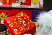 Sản phẩm có bao bì Tết được khách hàng ưa chuộng.