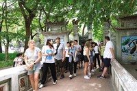Năm 2023, Việt Nam đón 12,5 triệu lượt khách du lịch quốc tế. Trong ảnh: Khách quốc tế thăm Đền Ngọc Sơn (Hà Nội) Ảnh: Hồ Hạ