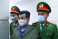 Chủ tịch Việt Á Phan Quốc Việt bị dẫn giải tới tòa trong vụ án thứ 2.