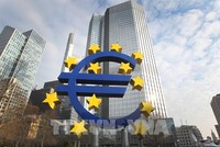 Biểu tượng đồng euro tại Frankfurt, Đức. Ảnh: AFP/ TTXVN