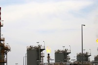 Một cơ sở khai thác dầu ở miền Nam Iraq. (Ảnh: AFP/TTXVN)